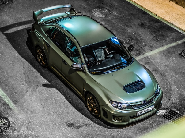 Для тех кто любит «побыстрее». Subaru Impreza WRX STi III — это уже не детские игрушки. Два с половиной литра, 300 лошадей под капотом. Карбон, новая пленка на кузове и свежий салон входят в стоимость.