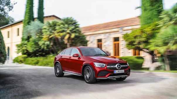 Купе-кроссоверу Mercedes-Benz GLC Coupe освежили внешность и подарили новые двухлитровые двигатели. Также обновление не обошлось без мультимедийки MBUX и добавления различных умных помощников. В продажу модель поступит летом: