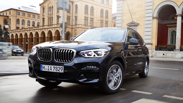 BMW X3 впервые получил гибридную версию – xDrive30e оснащается двухлитровой «турбочетвёркой» мощностью 184 л.с. и 68-сильным электромотором. 