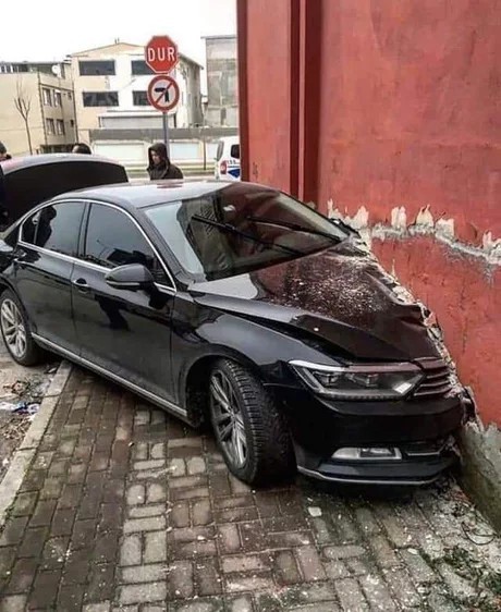 Неравное противостояние: немецкое авто vs турецкая стена.
