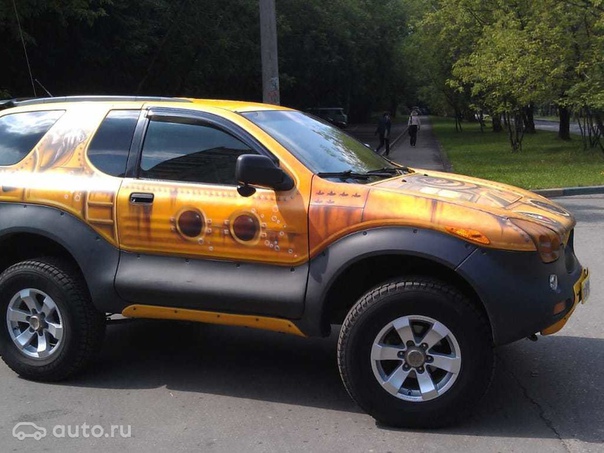 Этот Yellow Submarine — ничто иное как Isuzu VehiCross. В качестве оригинального конструкторского решения следует отметить спрятанную в заднюю дверь изнутри запаску. 