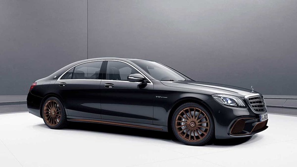 Спортивное подразделение Mercedes-AMG решило отказаться от использования двигателя V12. В честь этого подготовлена спецверсия 630-сильного седана Mercedes-AMG S 65 под названием Final Edition. Его выпустят тиражом 130 экземпляров