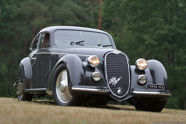 Alfa Romeo 8C 2900B Lungo Touring Berlinetta 1938 года. Этот автомобиль считается одним из самых красивых когда-либо построенных. С гоночным шасси, эта машина была самой быстрой среди современников, развивая скорость 175 километров в час.