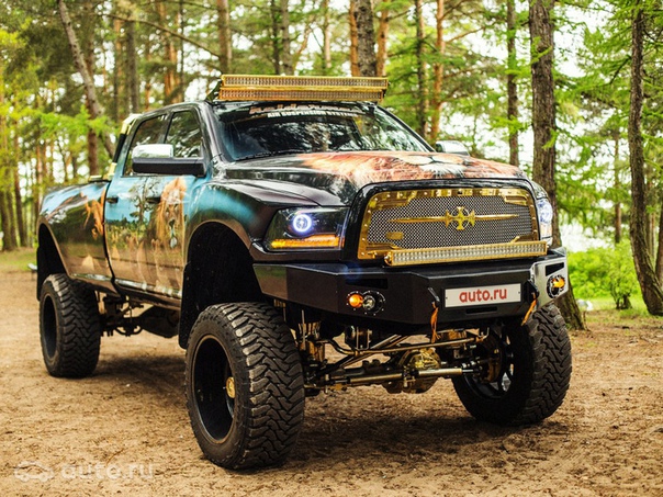 Ну и как можно пройти мимо такого красавца С привлечением внимания Dodge RAM хорошо справляется и в стоке, но тут автомобиль, занявший 2 место на международной выставке в Лас-Вегасе — знаменитом «SemaShow».
