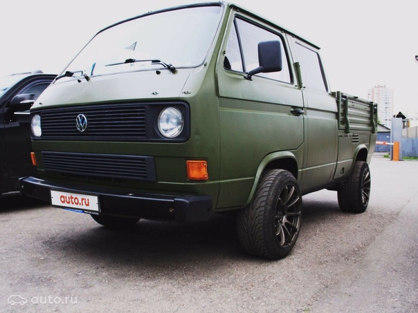 Volkswagen Transporter T3, очень похожий на головастика, ищет нового владельца. Машина надежная и полезная во многих бытовых делах. А с такими дисками, она тот еще модник.