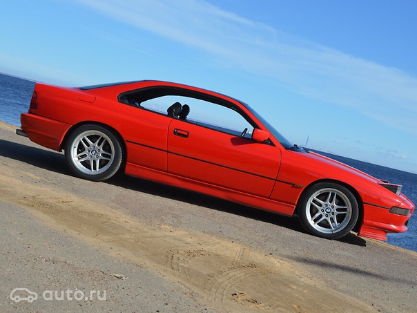 Это была первая модель выпущенная BMW в 1989. На ней был установлен 5-литровый двигатель M70B50 мощностью 300 л.с. Трансмиссия 4-ступенчатая автоматическая или 6-ступенчатая механическая.