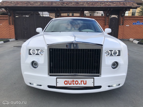 Если не можешь позволить себе очень дорогой автомобиль, сделай его сам. Именно так поступил хозяин этого Chrysler 300C, переделав его в Rolls-Royce Phantom. И вышло, кстати, неплохо! 