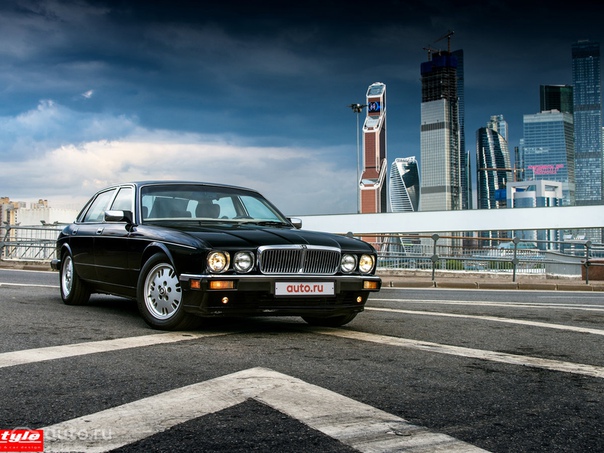 Ягуар XJ12 1993 года. В 2017–2018 году произведена полная реставрация салона и кузова. Замена производилась исключительно на оригинальные запчасти. Салон перетянут в оригинального цвета кожу, немецкий ковролин и потолок в Alcantara. 