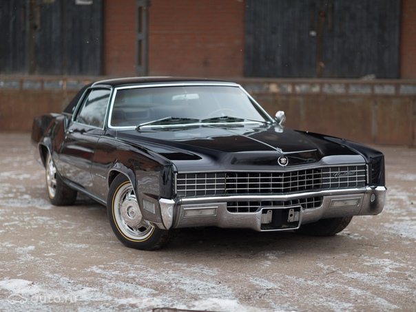 Черное золото. Не дешевый и очень редкий — Cadillac Eldorado. Модель 1967 года стала единственной за всю историю со скрытыми передними фарами: закрывающие их панели поднимал и опускал вакуум. Автомобиль отреставрирован в США.