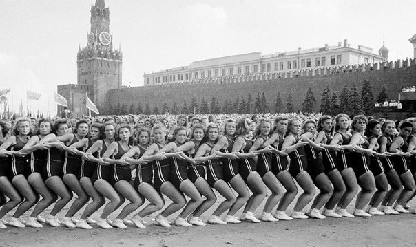 Чирлидерши на Красной площади, Москва, 1930-1940 гг.