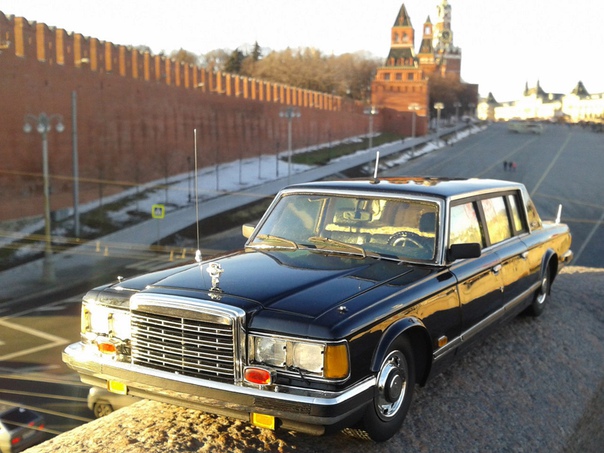 Этот шедевр автомоделизма — работа Евгения Скобилева, сделанная из картона в масштабе 1:12. При правильном ракурсе отличить от настоящего Зил 41052 почти невозможно!
