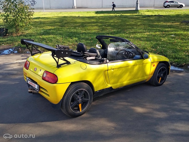 Знаете, что это за игрушка Это Honda Beat. Уникальный авто в редчайшей комплектации, которую не каждый японец сможет достать. Предыдущему владельцу стало страшно на ней ездить, поэтому такой интересный лот сейчас на продаже.