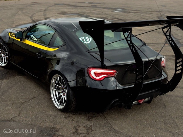 По-настоящему лютый проект — Subaru BRZ мощностью аж 670 лошадиных сил. Полностью переделанная подвеска и тормоза, карбоновые детали и спортивный салон. Настоящий зверь!