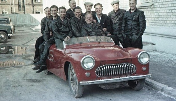 Чемпионат СССР по автогонкам 1956 года. Первый такой прошёл в 50-м году: победитель определялся по результатам заезда на 300 километров по Минскому шоссе. В заезде 1956 года приняло участие 18 экипажей.