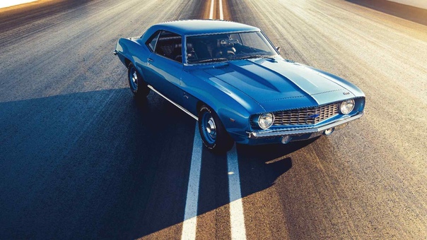 Знал ли когда-то первый Chevrolet Camaro, что его потомок будет работать на электричестве Концепт eCOPO Camaro оснащен двумя моторами BorgWarner общей мощностью 710 сил. Автомобиль специально создан для дрэг-рейсинга. Электрическому Camaro хватает всего 9 секунд на прохождение дрэговой дистанции в четверть мили (402 метра).
