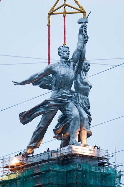«Рабочий и колхозница» — памятник монументального искусства, «идеал и символ советской эпохи», признанный «эталон социалистического реализма». 