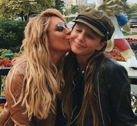 Директор Юлии Началовой официально подтвердил, что дочка живет с бабушкой и дедушкой.