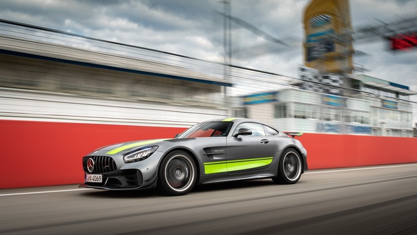 Хардкорное трековое купе Mercedes-AMG GT R получило ещё более злобную версию – такую же, только с агрессивным аэродинамическим обвесом и приставкой Pro. Мы промчались на ней по знаменитому Хоккенхаймрингу – трассе Формулы-1 – и пришли в полный восторг: