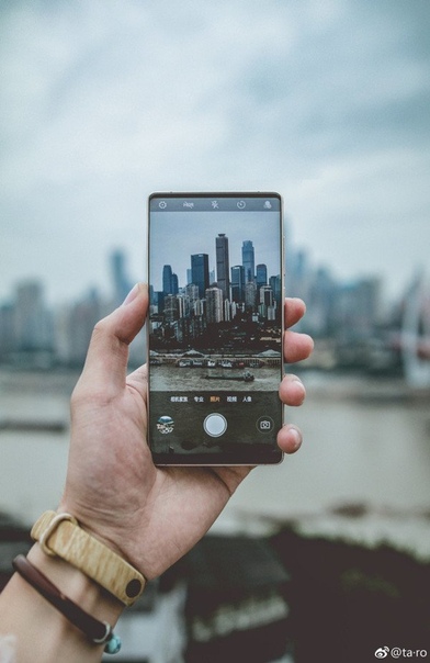 Новое изображение смартфона Nubia Z18: рамки вокруг экрана есть, а выреза вверху – нет 