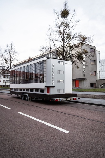 В этом году культовой немецкой школе Bauhaus исполняется 100 лет. К юбилею берлинский архитектор Ван Бо Ле-Менцел создал передвижную копия знаменитого здания мастерской. Автобус, который назвали Bauhaus Wohnmaschine, в течение 2019 года побывает в четырёх городах по всему миру: Берлине, Дессау, Киншасе и Гонконге.