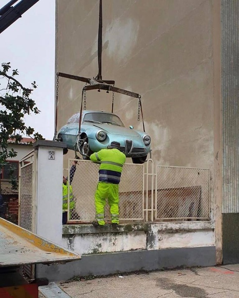 35 лет редкий автомобиль Alfa Romeo Giulietta SZ 62 года простоял на нижнем уровне парковки только лишь из-за того, что лифт на нее сломался и хозяин просто не мог ее забрать. 