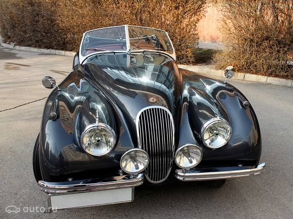 В 1951 году компания «Jaguar» выпустила гоночную модификацию автомобиля, названную XK120—C-Type, и в 1951 году Питер Уайтхед и Питер Уокер заняли на нем первое место в Ле-Мане.