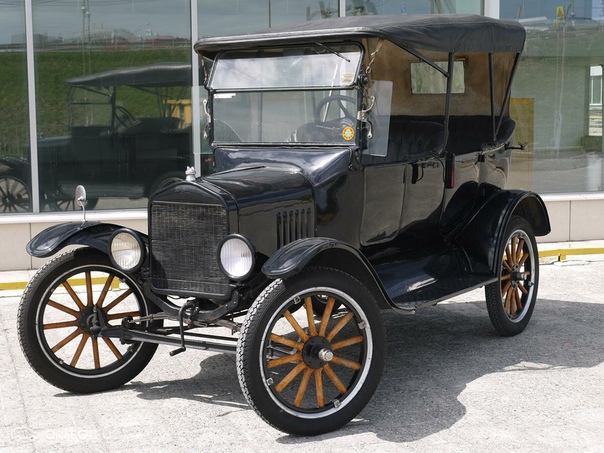 Живая легенда — Ford T — черный кабриолет 1922 года выпуска. Коллекционный оригинал и даже на ходу. Как говорится, сел — поехал.