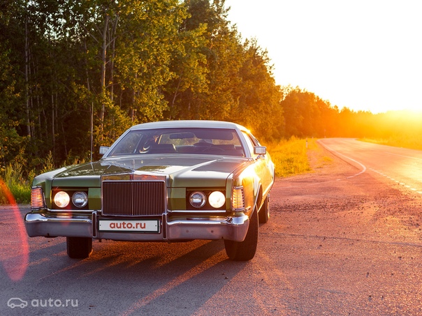 Lincoln Continental четвертой серии — самая популярная. С 1972 по 1976 на обликом автомобиля работали самые популярные кутюрье, в результате чего автомобиль по своим качествам , дизайну и опциям отодвинул на второй план своего конкурента — Кадиллак.