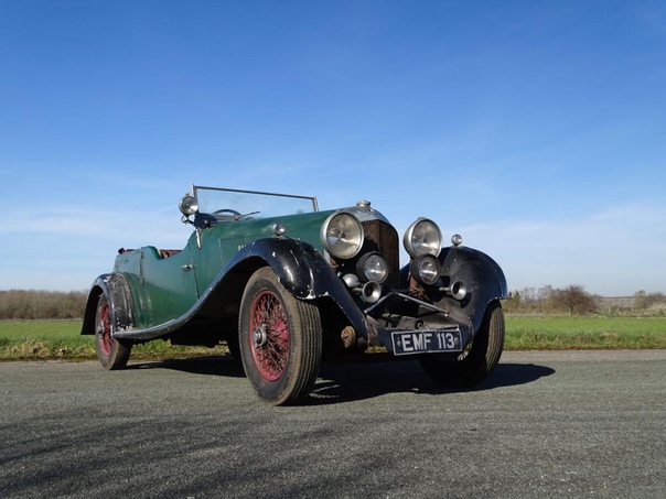 Аукционный дом H&H Classics продал редкий Bentley 4.5 Litre Vanden Plas Tourer 1936 года, который последние 30 лет безвылазно хранился в гараже. Эксперты ожидали, что он уйдёт с молотка примерно за 200 000 фунтов стерлингов, но конечная цена оказалась в два с лишним раза выше — 444 375 фунтов стерлингов (более 37,3 миллиона рублей). Подробнее об автомобиле: 