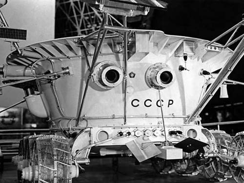 Задолго до выхода «Теслы» в открытый космос, советский «Луноход-1» припарковался на поверхности серой планеты, став первой, можно сказать, машиной в космосе.