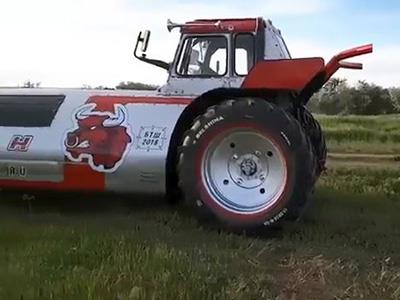 Видео: Трактор-лимузин покорил сердца российских фермеров  