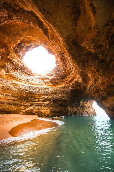 Пляж в пещере Бенагил, Алгарве, Португалия.