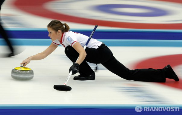 Керлингистки сборной России обыграли команду Швеции в полуфинале чемпионата мира, который проходит в Пекине, и впервые в истории вышли в финал. 