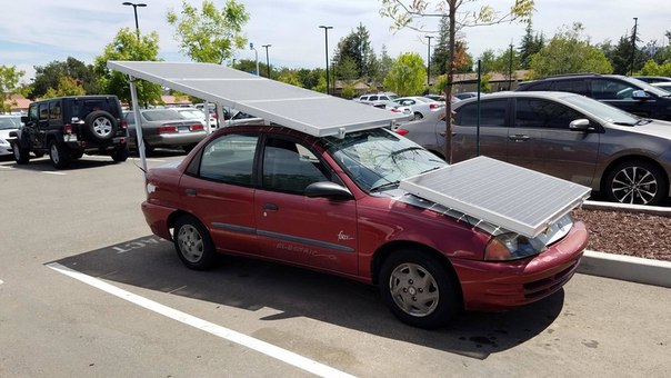 Электромобиль на солнечной батарее, да он чертов гений!