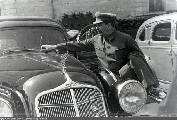 Фотофакт: автовладелец снимает щётки стеклоочистителей со своего ЗИС–101 во избежание кражи.