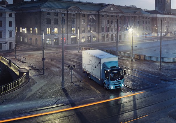 Как изменится мир, если все городские грузовики станут работать на электричестве Никакого шума ночью и выхлопных газов днем. Компания Volvo Trucks сделала шаг на пути к такому будущему и представила первый электрический грузовик — FL Electric. На одной зарядке он проезжает до 300 километров.