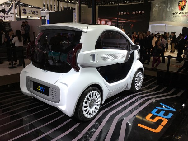 Этот китайский мини-автомобиль LSEV полностью напечатан на 3D принтере. До этого автомобили из принтера были лишь концептами, а в автосалоне в Пекине представили «почти готовую» к серийному производству модель. Да-да, китайцы уверяют, что они собираются начать делать 3D автомобили массово!
