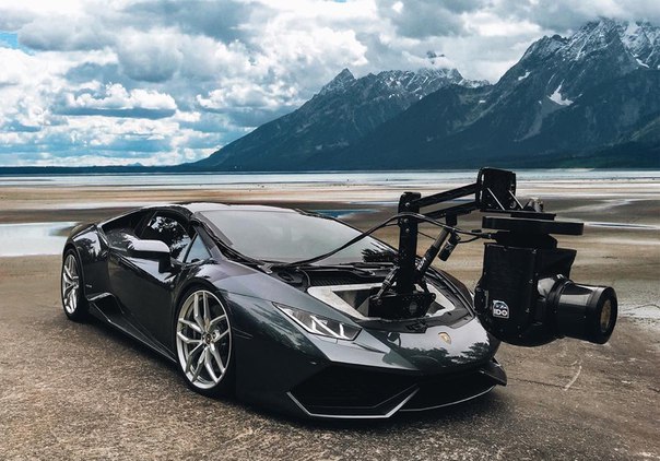 Американская кино-студия построила самый быстрый в мире камера-кар. Для этого им понадобилось оборудование и оптика стоимость более полумиллиона долларов и купе Lamborghini Huracan. Что из этого вышло можно увидеть на фото.