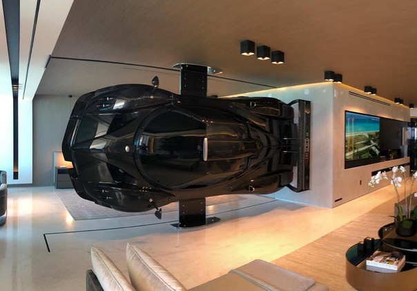 Гонщик и коллекционер суперкаров Pagani, Пабло Перес установил в центре своей гостиной вертикальную стойку, на которой закреплена карбоновая Zonda Revolucion.