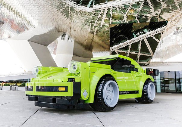 Компания Porsche построила из огромных детелек Lego полноразмерную копию спорткара 911 Turbo 3.0. Это был первый турбированный автомобиль марки, появившийся в 1970 году. Яркий макет установили в музее Porsche в Штутгарте.