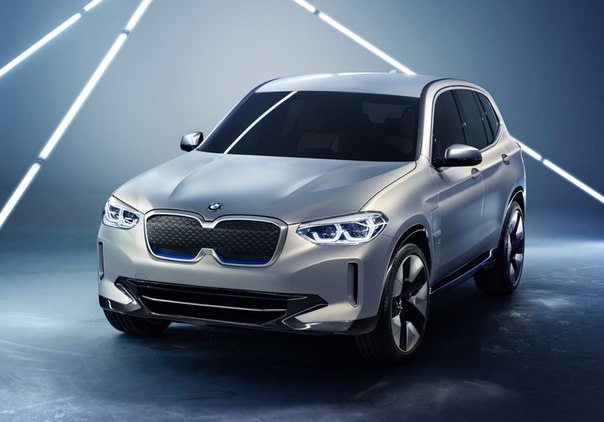 Мир окончательно и бесповоротно меняется. BMW показали электрический кроссовер iX3. И, что характерно, в Китае. Серийная версия выйдет на рынок в 2020 году. Мощность электромотора BMW iX3 составляет 272 лошадиные силы, а на одной зарядке iX3 способен проезжать до 400 километров.