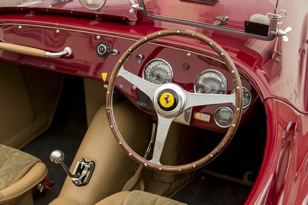 40 лет назад этот Ferrari 625TF 1953 года нашли на свалке в Неаполе и полностью восстановили. Таких машин было выпущено всего три экземпляра. Скоро его выставят на продажу на аукционе Bonhams в Монако. Предполагаемая цена раритета — 6 миллионов евро.