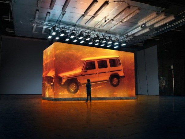 В Детройте установили Mercedes Gelandewagen 1979 года в кубе из синтетической смолы. На его создание потребовалось 90 дней и 44,4 тонны вещества. 