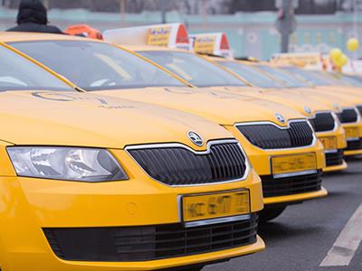 Таксисты смогут проходить осмотр на АЗС и «в различных магазинчиках» 