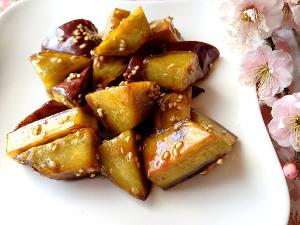 Глазированный кленовым сиропом сладкий картофель/Maple-Glazed Sweet Potatoes/Daigaku Imo Style. 