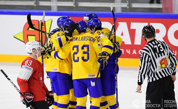 Сборная России по хоккею гарантировала себе участие в 1/4 финала чемпионата мира в Дании после победы команды Швеции над сборной Швейцарии в матче группового этапа турнира 