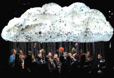 Интерактивное электрическое облако Эта большая интерактивная чудо-инсталляция была создана канадским художником Кэйтлинд Браун (Caitlind Brown).