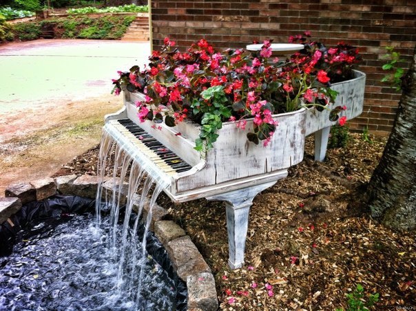 Из старого рояля сделали... фонтан для сада!
