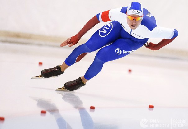Россиянин Павел Кулижников стал победителем первого забега на дистанции 500 метров на этапе Кубка мира по конькобежному спорту, который проходит в немецком Эрфурте 