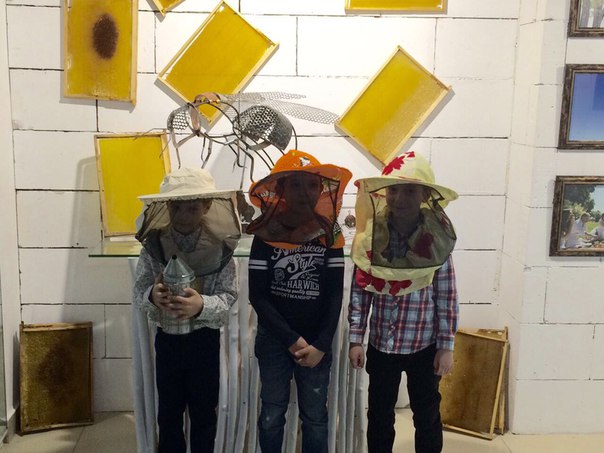 Детям очень нравится фотографироваться с атрибутами пчеловода на выставке #simbeeoz в мультимедийной галерее @артоблака